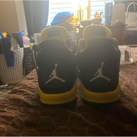 black and yellow jordan thunder 4’s - Picture 3 of 3